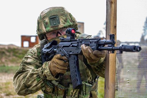 «Военное обозрение»: у российских миротворцев в Карабахе заметили новейшие автоматы АК-12  
