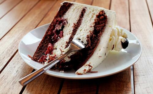 Врач-диетолог Соломатина считает, что не стоит ругать себя за лишний кусок торта