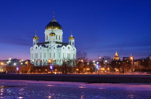 Водитель погиб при падении внедорожника в Москву-реку рядом с Храмом Христа Спасителя