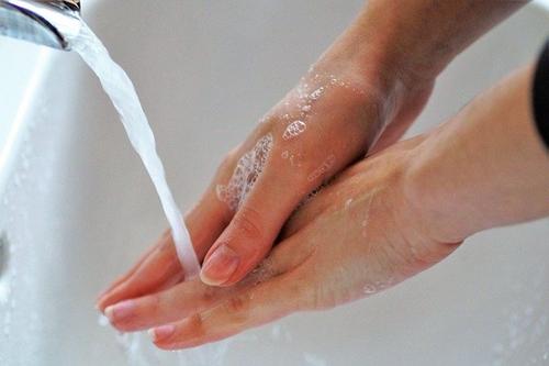 Доктор медицинских наук Ершова призвала не использовать антисептик после мытья рук