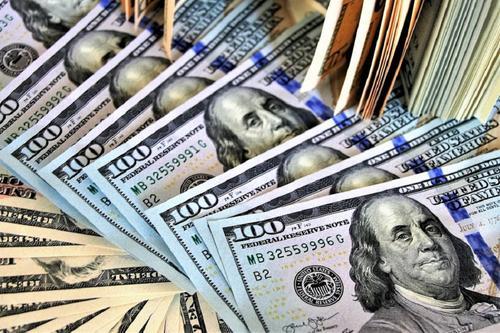 Экономист Михаил Хазин считает, что в обозримом будущем рубль вернется к курсу 45 за доллар