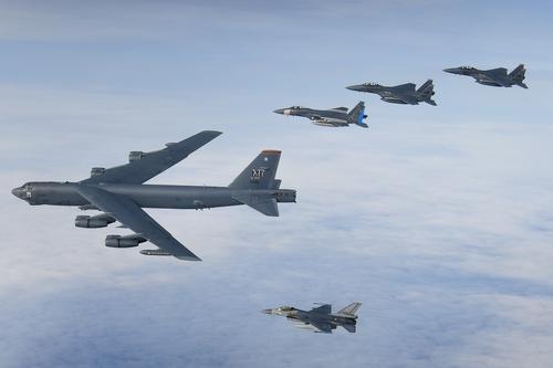 США перебросили на Ближний Восток стратегические бомбардировщики B-52H