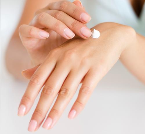  Врач-дерматолог Едемский назвал крем для рук, который позволит вывести кожу из «состояния войны»