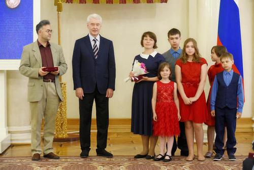 Собянин вручил городские награды 16 многодетным семьям накануне Дня матери