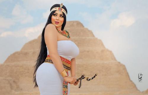 В Египте задержали фотографа за снимки танцовщицы на фоне пирамиды