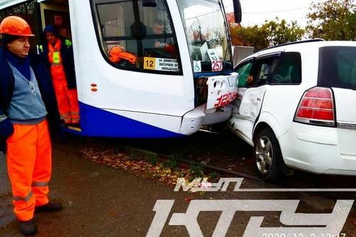 Женщина водитель-врезалась в трамвай в Краснодаре 