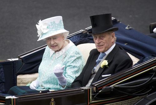 DM: королева Елизавета и принц Филипп в ближайшие недели планируют сделать прививку от COVID-19