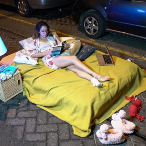 Художница-акционистка устроила «постельный протест» в Стамбуле