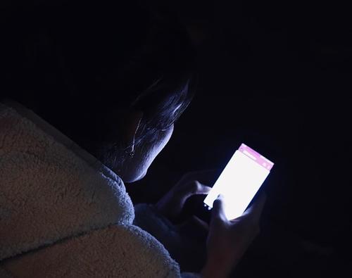 Специалист Роскачества Кузьменко опроверг миф о вреде лежащих ночью у кровати смартфонов