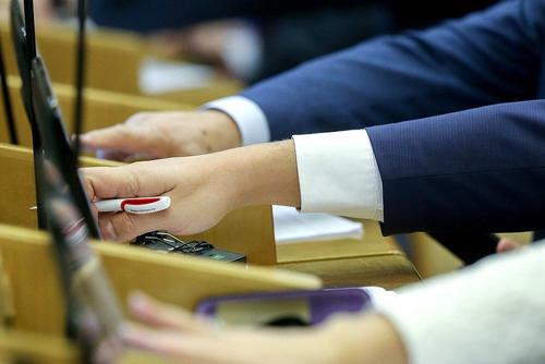 Госдума поддержала законопроект о штрафах для чиновников за оскорбление граждан