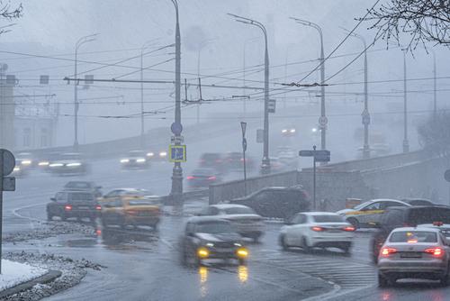 В МЧС предупредили москвичей о снеге и гололедице вечером в среду