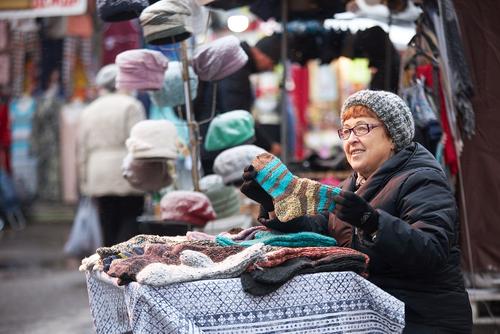 В Челябинске ищут бабушек, продающих вязаные вещи