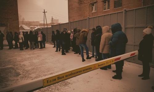 Аксенов попросил медиков не допускать, чтобы люди стояли на улице  в очереди в поликлинику