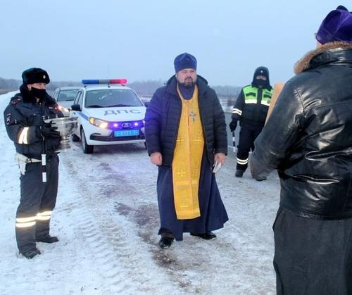 На Бога надейся. Священники по инициативе ГИБДД освятили аварийно-опасные участки трассы в Новосибирской области
