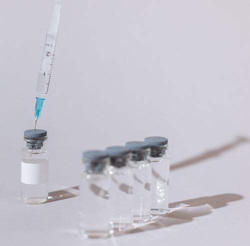 Мясников сравнил «Спутник V» и американскую вакцину 