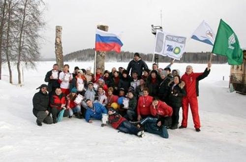 На Урале Деды Морозы и Снегурочки настоящие: чтобы доказать это, они обольются холодной водой и искупаются 