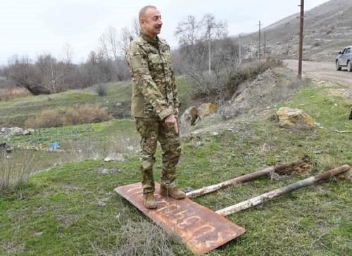 Алиев свалил армянский дорожный указатель и потоптался на нем во время поездки по районам, оставленным НКР