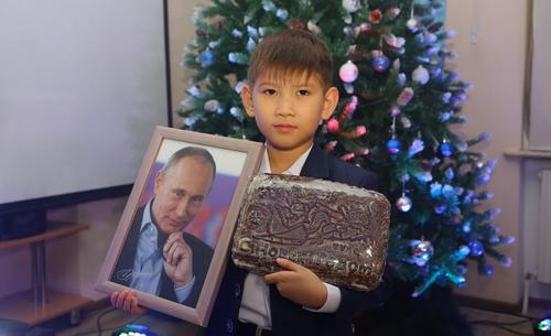 Акции детям не игрушки. Школьник, попросивший у Путина ценные бумаги  «Газпрома» и «Роснефти», получил в подарок пряник
