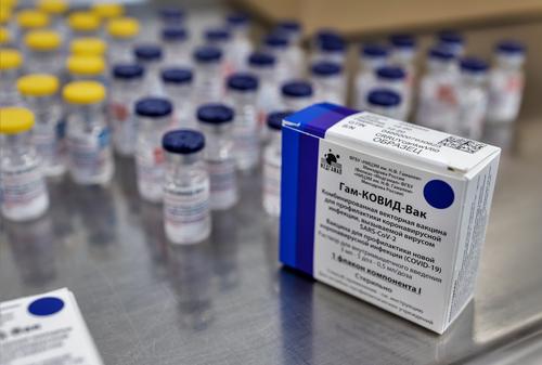 Минздрав одобрил вакцинацию от коронавируса людей старше 60 лет