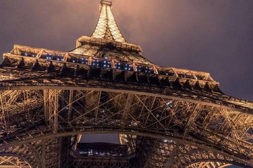 Министр здравоохранения Франции предложил не встречать Новый год