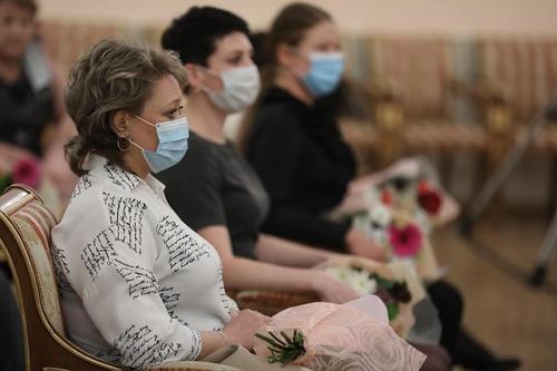 Алексей Текслер вручил награды медикам больницы, пострадавшей от взрыва