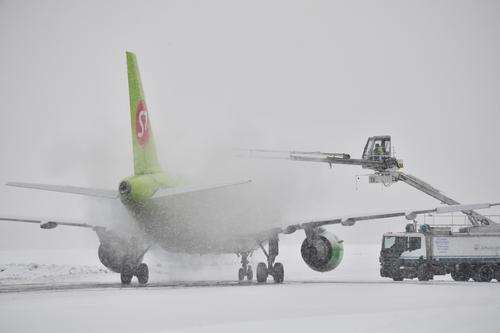 В аэропортах Москвы из-за ледяного дождя задержано и отменено более 150 рейсов
