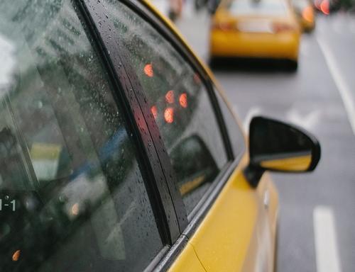Агрегаторов такси в Москве попросили не поднимать стоимость поездок в праздники