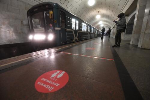 В Москве движение поездов по «фиолетовой ветке» прервано из-за падения на рельсы женщины