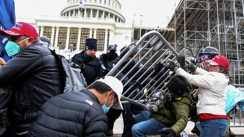 Перерастут ли столкновения толпы бунтовщиков с полицией в ​ здании Конгресса США в Гражданскую войну?