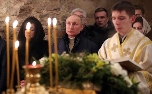 Путин посетил Рождественскую службу в храме Николая Чудотворца и подарил икону 
