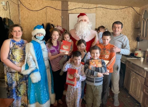 Две сотни хабаровских семей посетил полицейский Дед Мороз