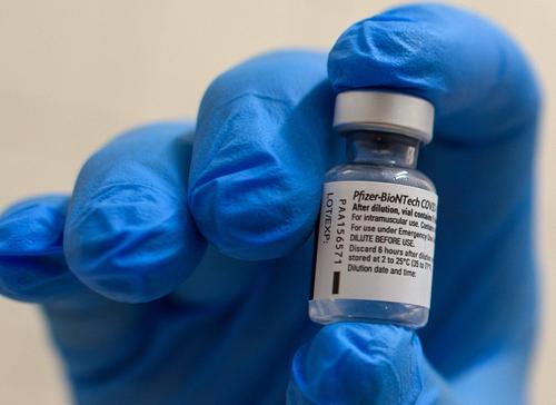 В США врач скончался через 16 дней после прививки вакциной Pfizer