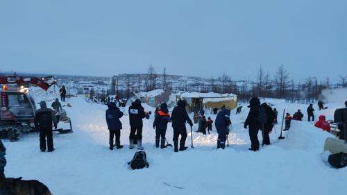 Спасатели, разбирающие завалы после схода лавины в Красноярском крае, обнаружили тело мужчины. Поисковые работы завершены