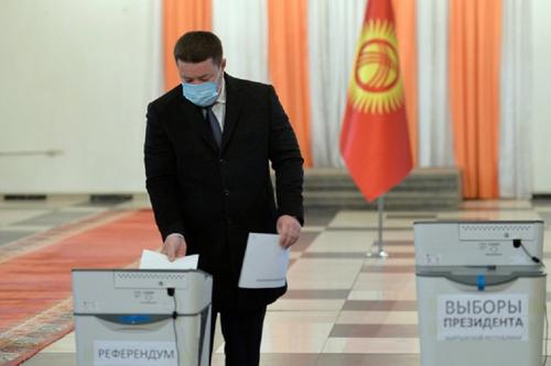 В Киргизии отмечена низкая явка на выборах президента и референдуме по форме правления