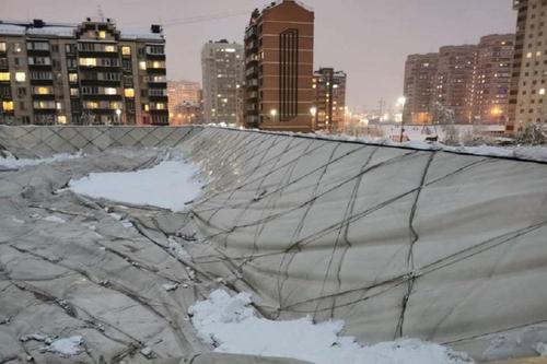 В Краснодаре под тяжестью снега рухнул купол спортивного комплекса