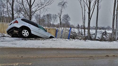 Во время снегопада во Владивостоке столкнулись 11 машин