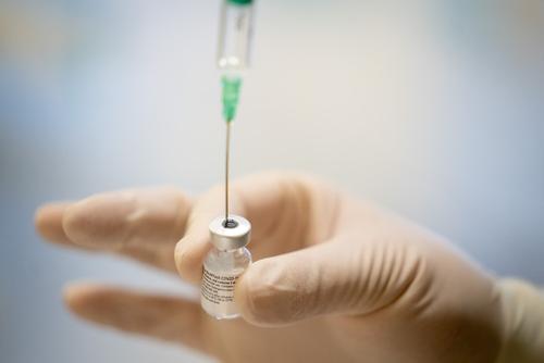 Массовая вакцинация от коронавируса в России начнется 18 января