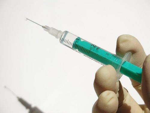 Глава минздрава Турции в прямом эфире прошел вакцинацию от COVID-19