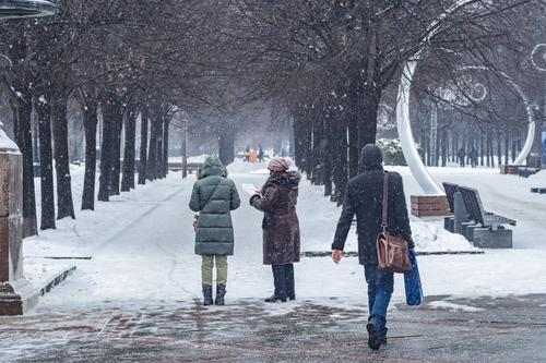 Гололедица и снежные заносы образовались на московских дорогах 