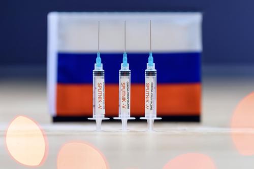 Глава украинской партии намерен привиться российской вакциной вместо американской 