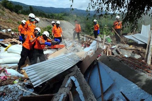 Власти Индонезии эвакуировали из-за землетрясений 15 тысяч человек