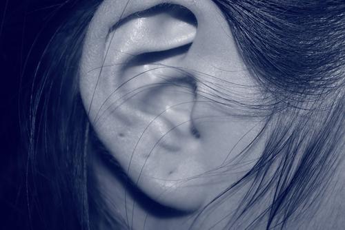 Американские ученые заявили, что звон в ушах может быть признаком нехватки витамина B12