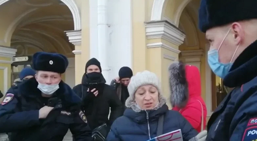 Петербургскую активистку задержали за поддержку протестующего Хабаровска