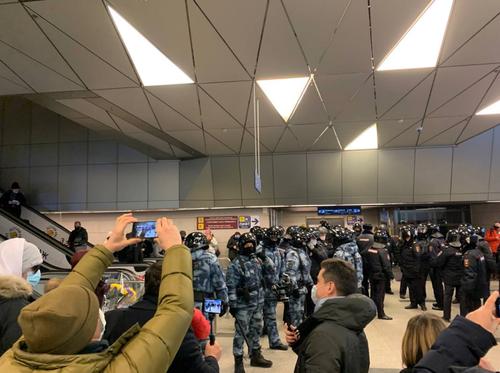 В здание аэропорта вошли бойцы ОМОНа в полном обмундировании - оттесняют людей, арестованы соратники Навального