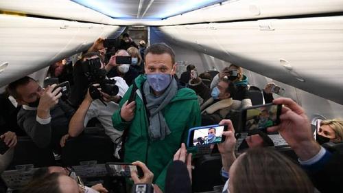 Самолёт с Алексеем Навальным приземлился в аэропорту Шереметьево. Журналисты рассказали, что же происходило на борту