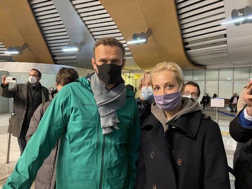 «Я совершенно счастлив, что прилетел. Это мой лучший день!», Навального задержали и до суда он будет находиться под арестом