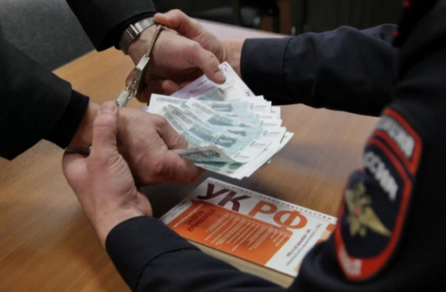 Двое госслужащих из Хабаровского края попали под «уголовку» за взятки