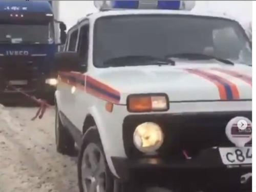 Спасатели в Новороссийске вытаскивают застрявшие в снегу грузовики на 