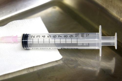 Премьер Греции Мицотакис сделал вторую прививку от коронавируса