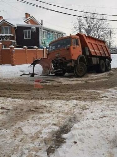 Снегоуборочная машина в Краснодаре завязла в снегу